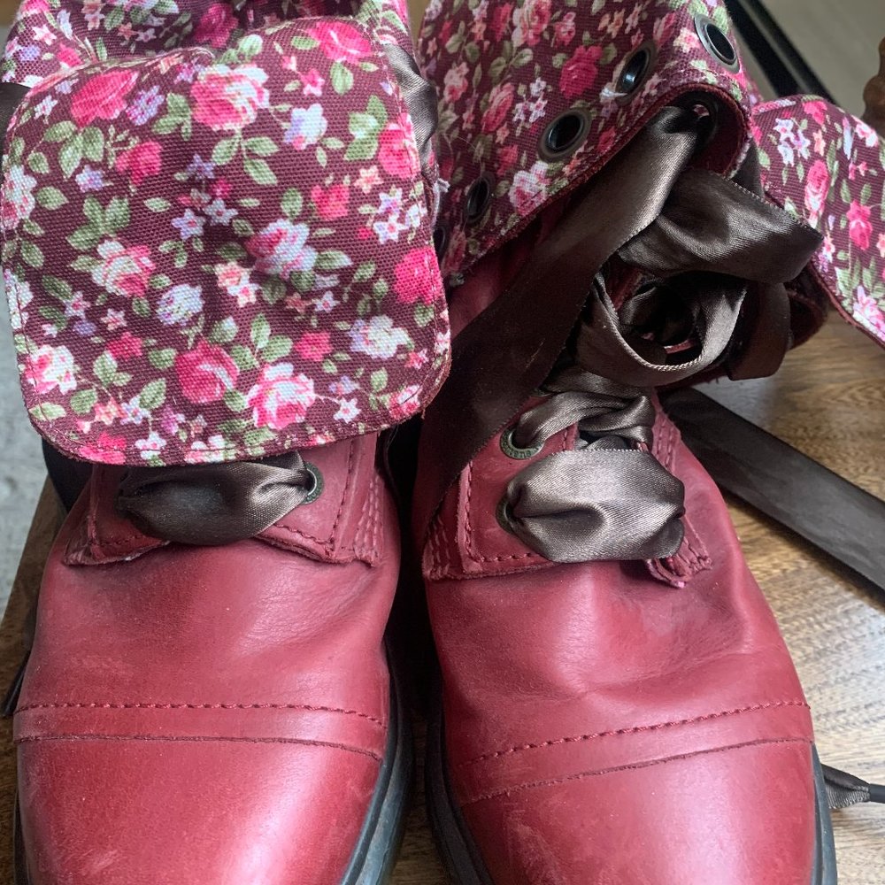 Rare Vintage  Dr. Martens Triumph 1914 Cherry red Rose floral Mot